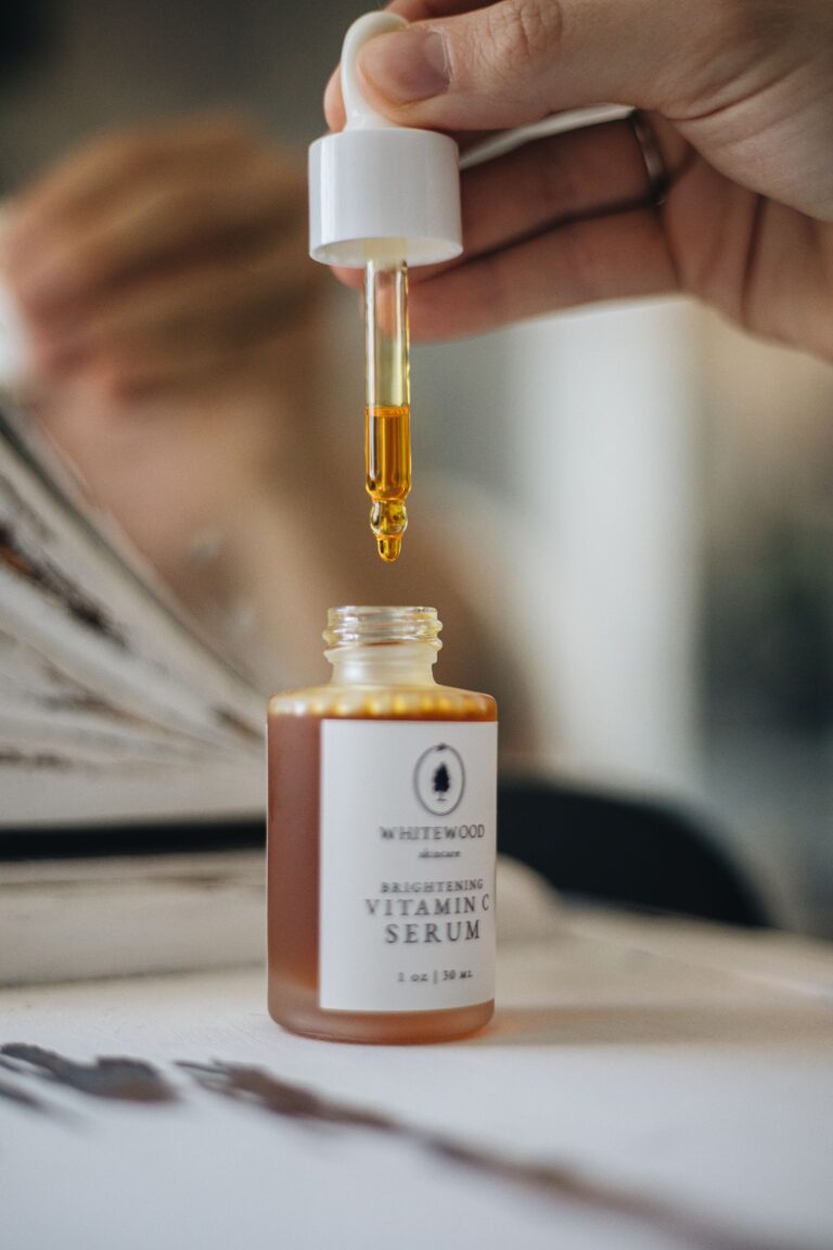 Flacon de sérum visage avec pipette compte-gouttes dans un décor minimaliste et lumineux