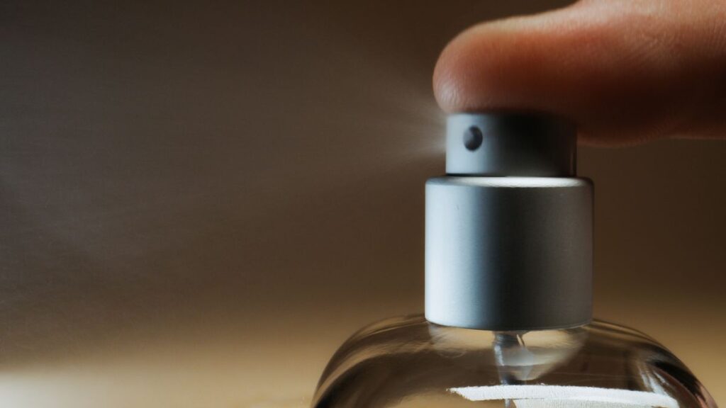 Vaporisateur de parfum en action, fine brume